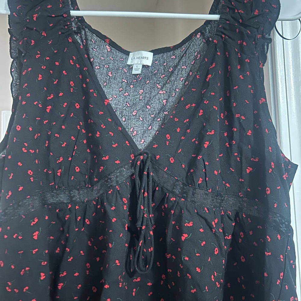 PacSun Black and Red Floral Crop Top
